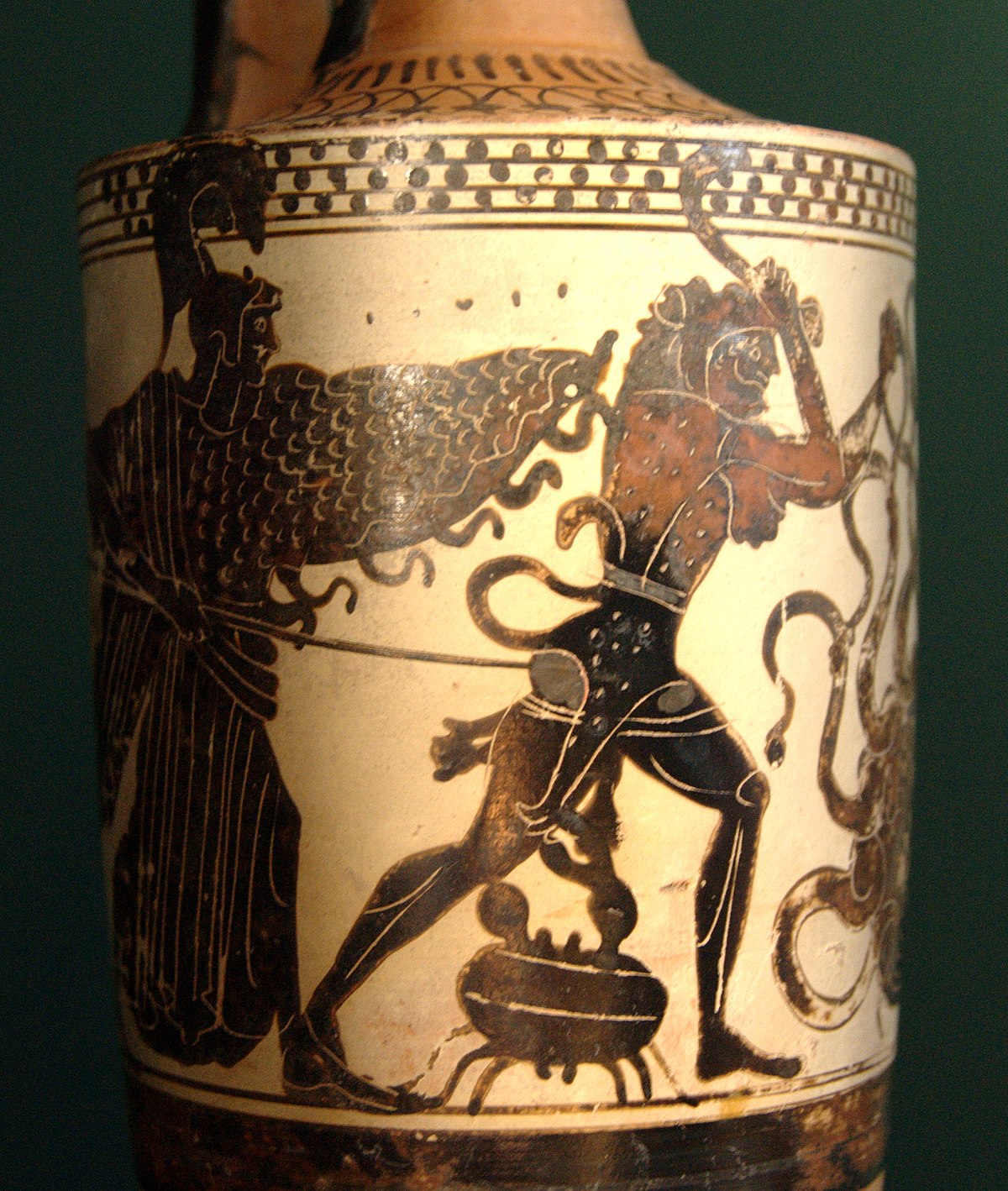 Lekythos attico raffigurante il granchio tra le gambe di Eracle. Parigi, Museo del Louvre