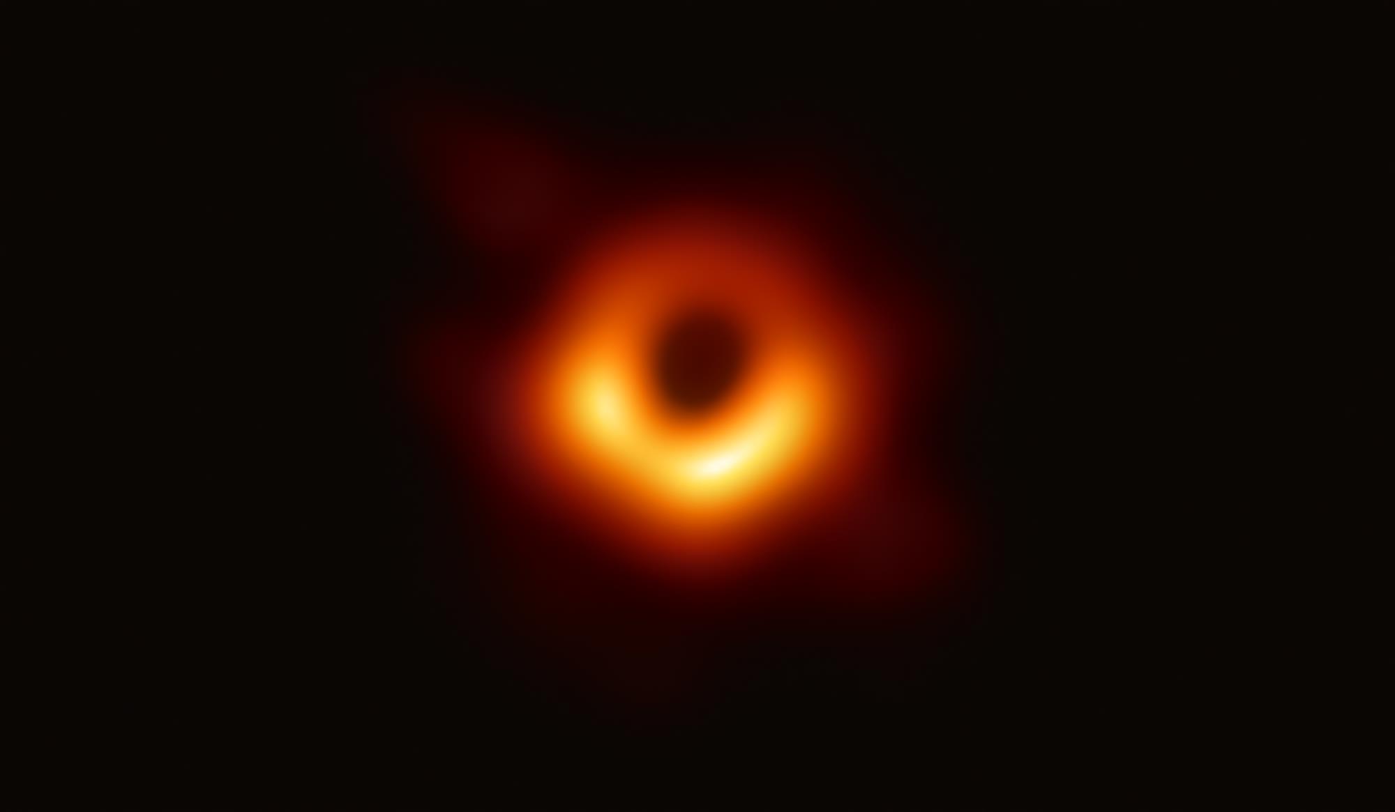 La ripresa dell'ombra del buco nero di M87. Crediti Event Horizon Telescope